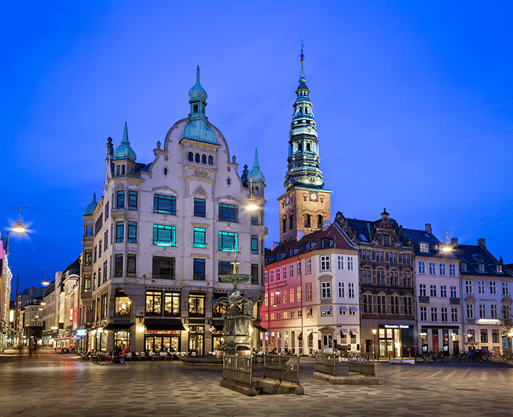 Straßenansicht von Kopenhagen bei Nacht