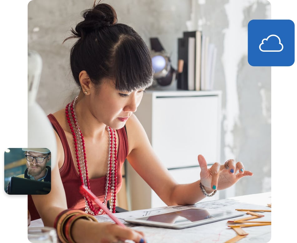 Architektin im Büro arbeitet an Gerät, kleines Cloud-Symbol, Mann mit Helm und Tablet auf der Baustelle