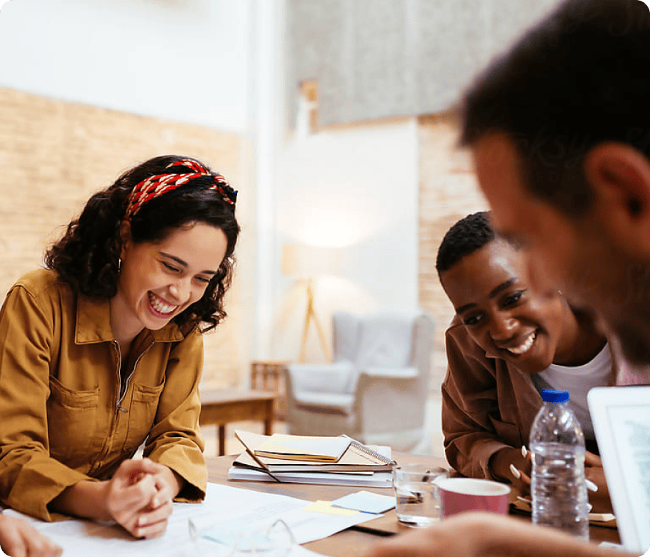 Menschen arbeiten zusammen und lächeln