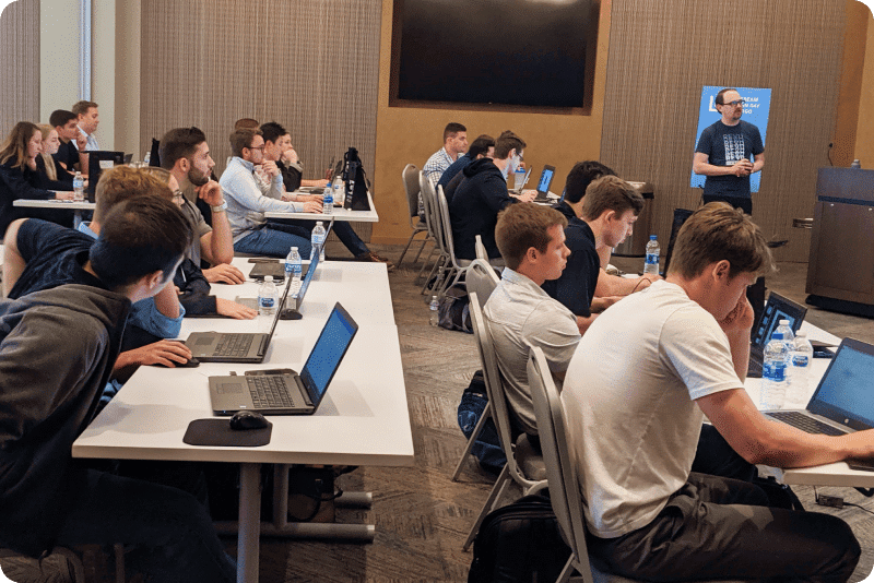 Lernende arbeiten in einem Unterrichtsraum an Laptops