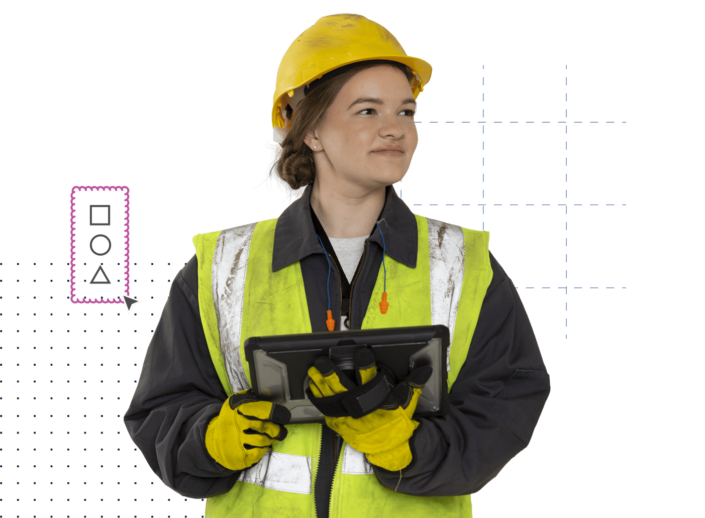 kvindelig underentreprenør, der arbejder i byggebranchen, iført vest, hjelm, handsker og med en tablet i hånden