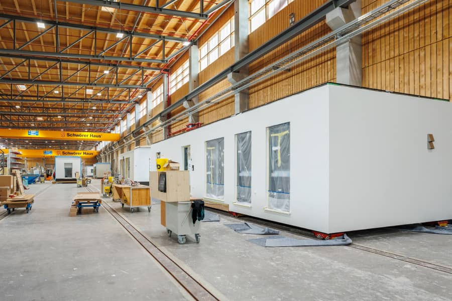 SchwörerHaus-medarbejdere ved et konferencebord, fokuseret på en skærm med Revu