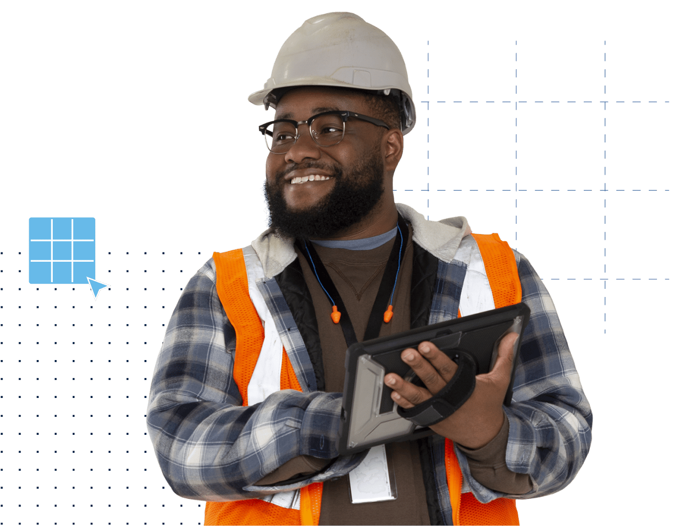 entrepreneur souriant portant un casque et un gilet de chantier et utilisant une tablette