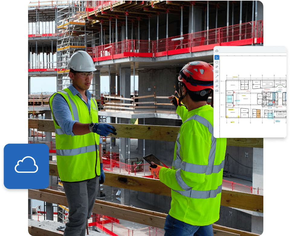 Bluebeam Cloud インターフェイスと建設現場の PPE 姿の建設作業員