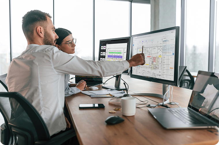  Professionals points something out to colleauge in Bluebeam Revu 