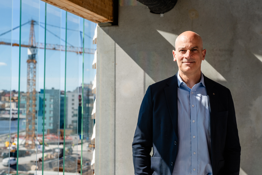 Professor Martin Rudberg på en byggarbetsplats i Norrköping.